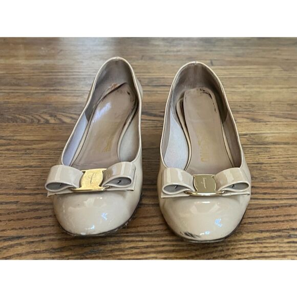 Salvatore Ferragamo Patent Cream Bow Slip On Low Heel Shoes   Women's Size 6.5 - Picture 2 of 10